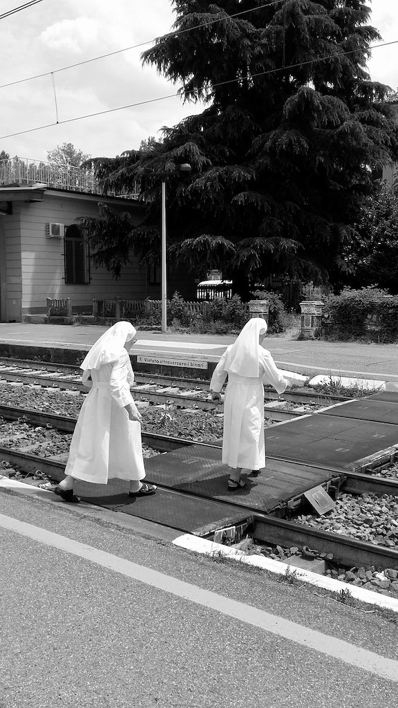 Suore che attraversano i binari - foto di Paolo Amoretti